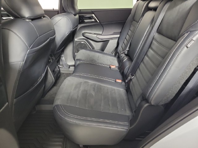Used 2026 Mitsubishi Outlander SE FWD image 12