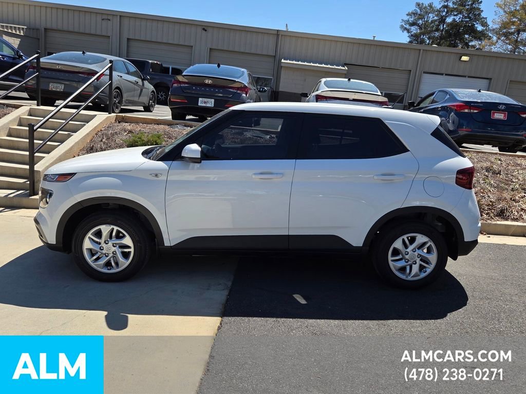 Used 2025 Hyundai Venue SE image 2