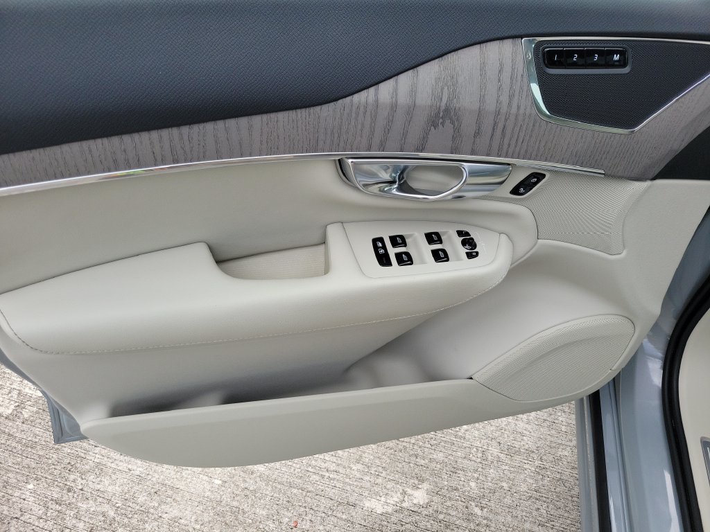 Certified 2025 Volvo XC90 T8 Plus w/ Protection Package Premier AWD/4WD image 19