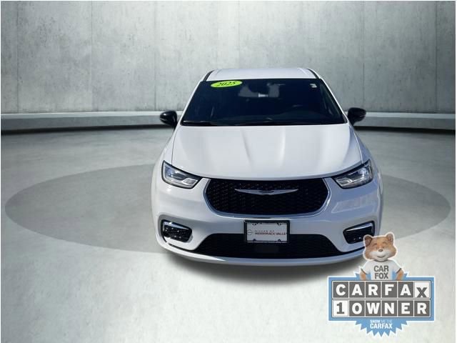 Used 2025 Chrysler Pacifica Select image 2