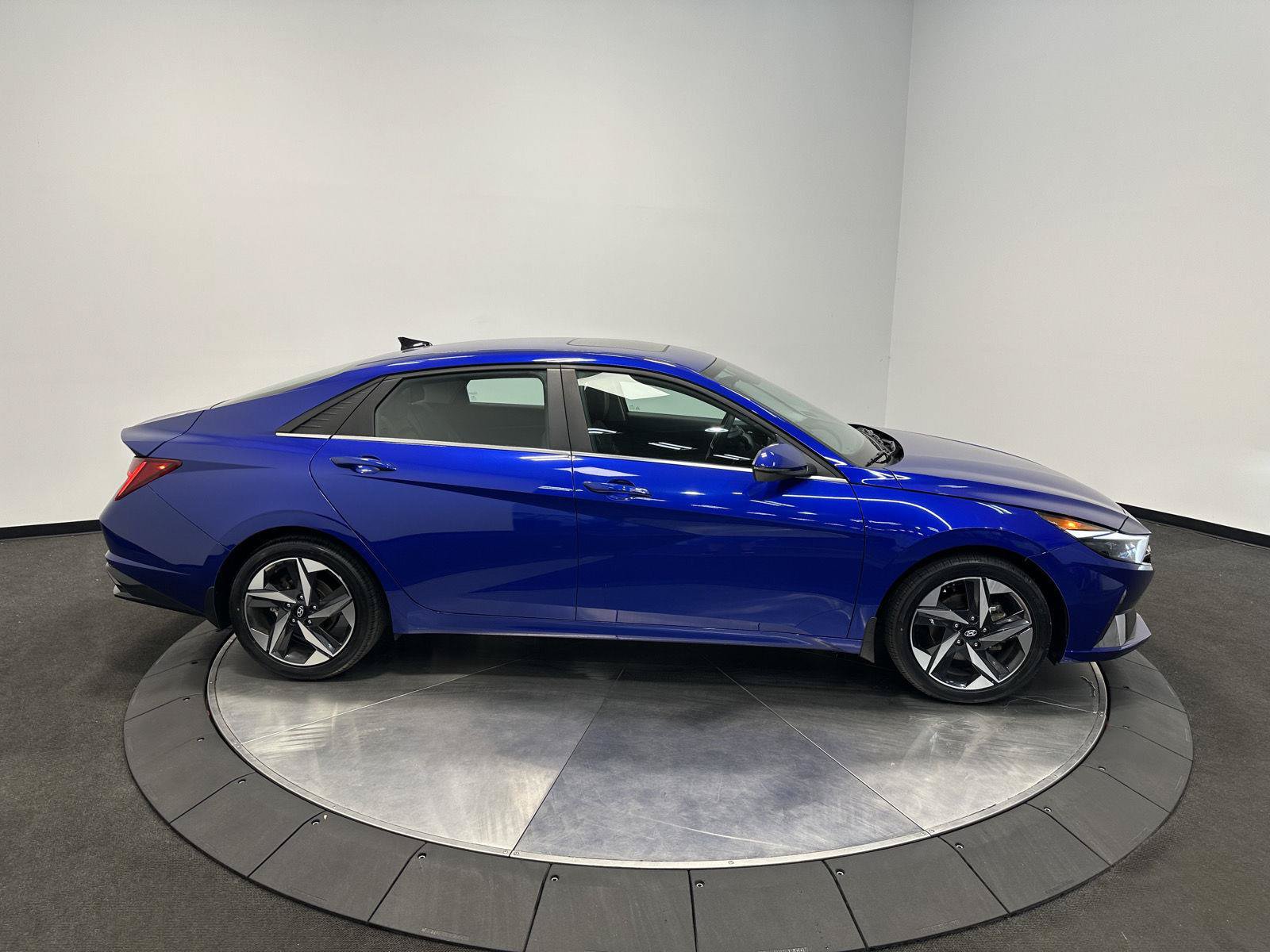 Certified 2023 Hyundai Elantra Limited FWD image 8