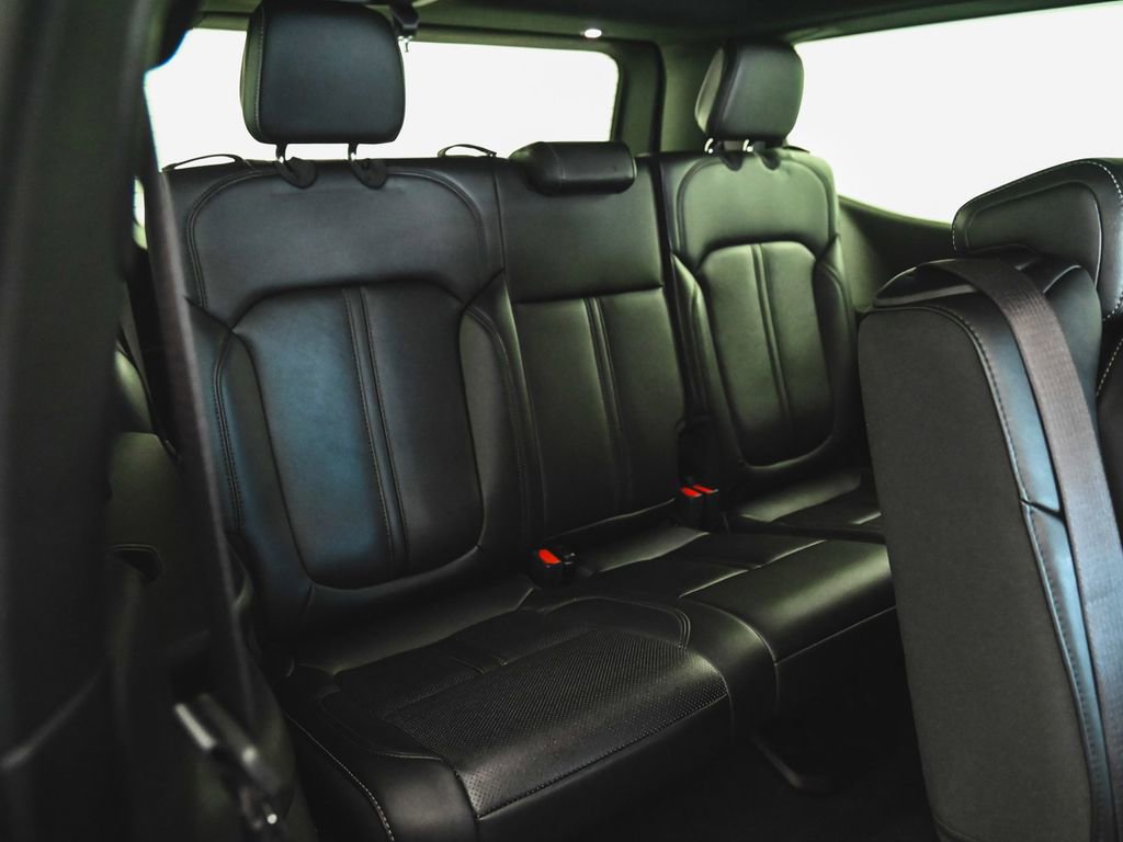 Used 2025 Jeep Wagoneer 4WD image 34