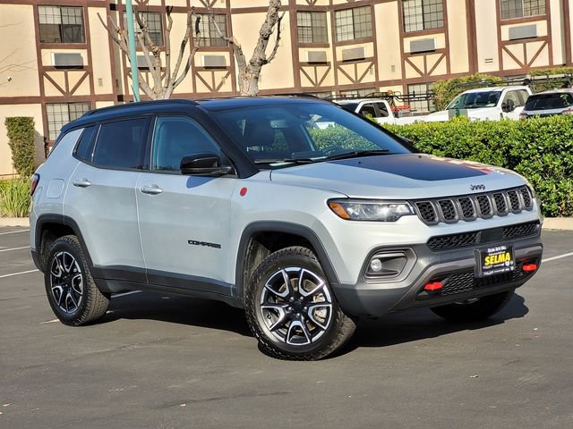 Used 2024 Jeep Compass Trailhawk image 2