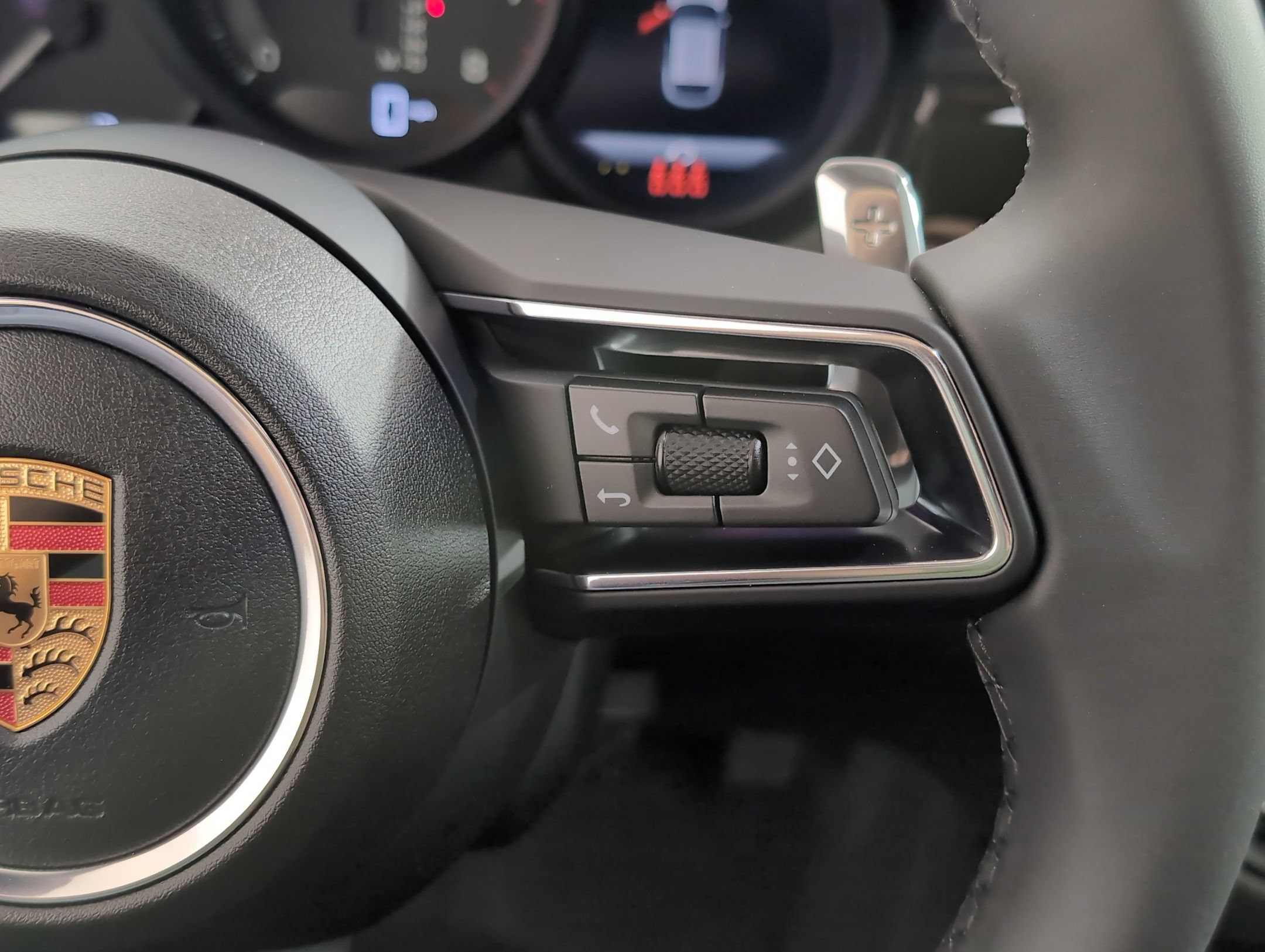 Certified 2025 Porsche Macan AWD/4WD image 29