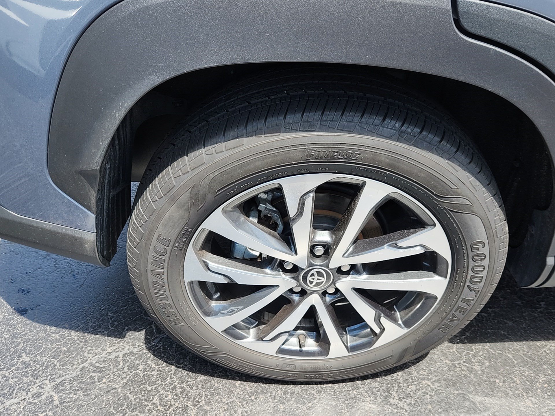 Certified 2025 Toyota Corolla Cross XLE FWD image 28
