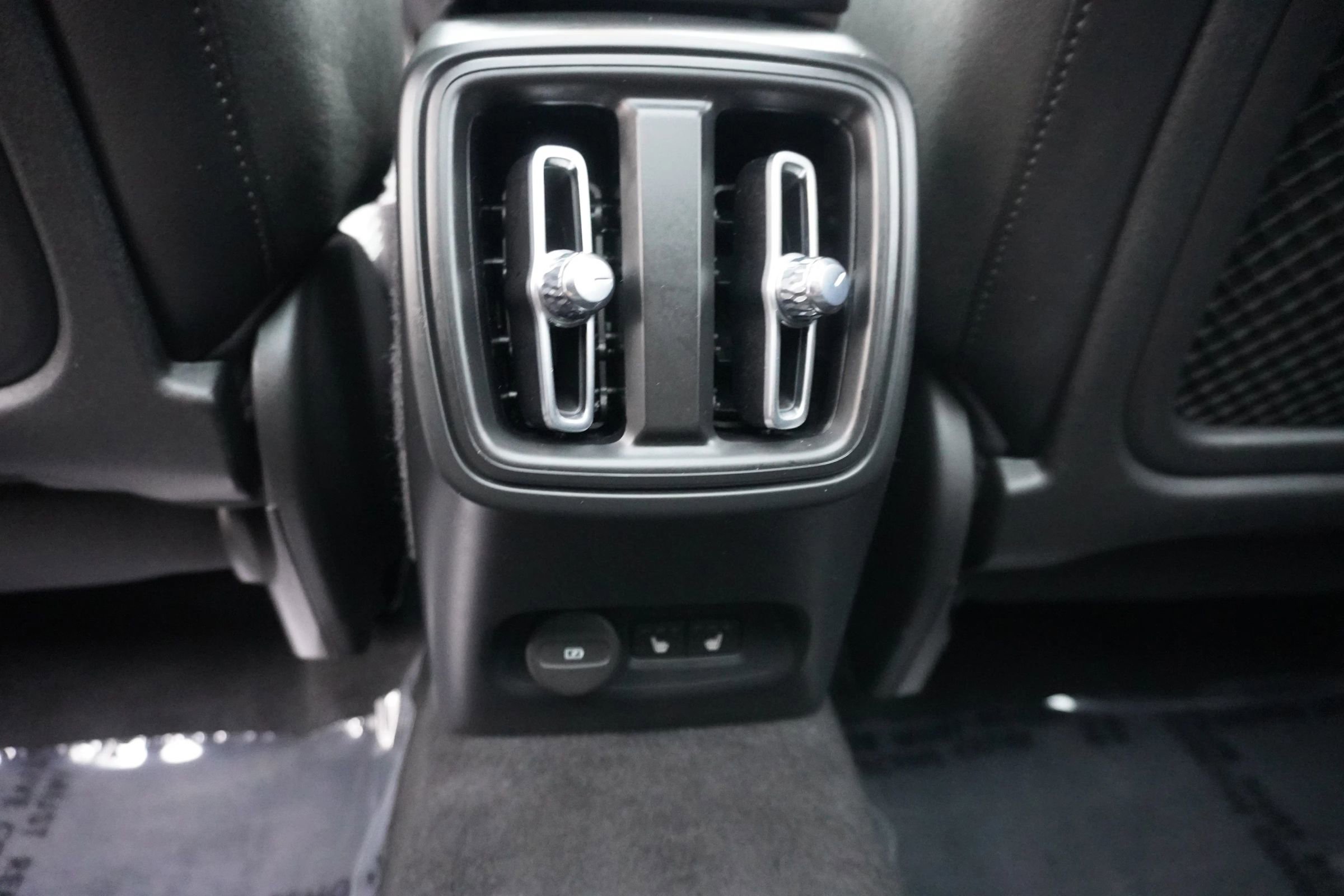 Used 2021 Volvo XC40 P8 Recharge w/ Advanced Package image 14