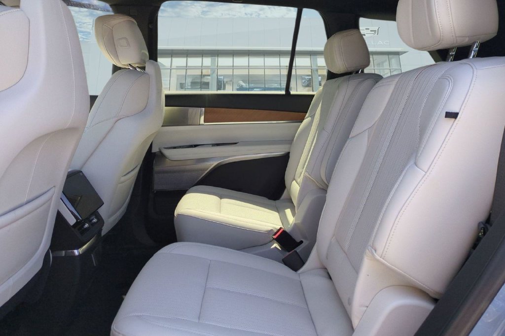New 2027 Cadillac Vistiq Luxury w/ LPO, Floor Liner Package AWD/4WD image 12