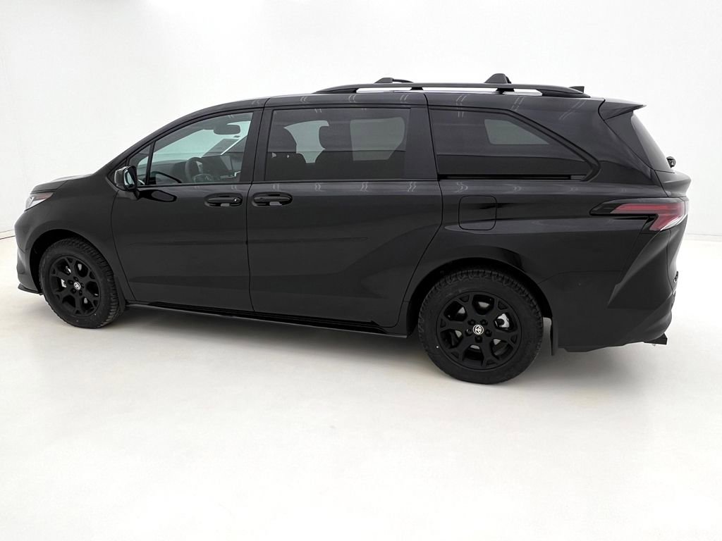 Used 2025 Toyota Sienna XLE Woodland Edition image 10