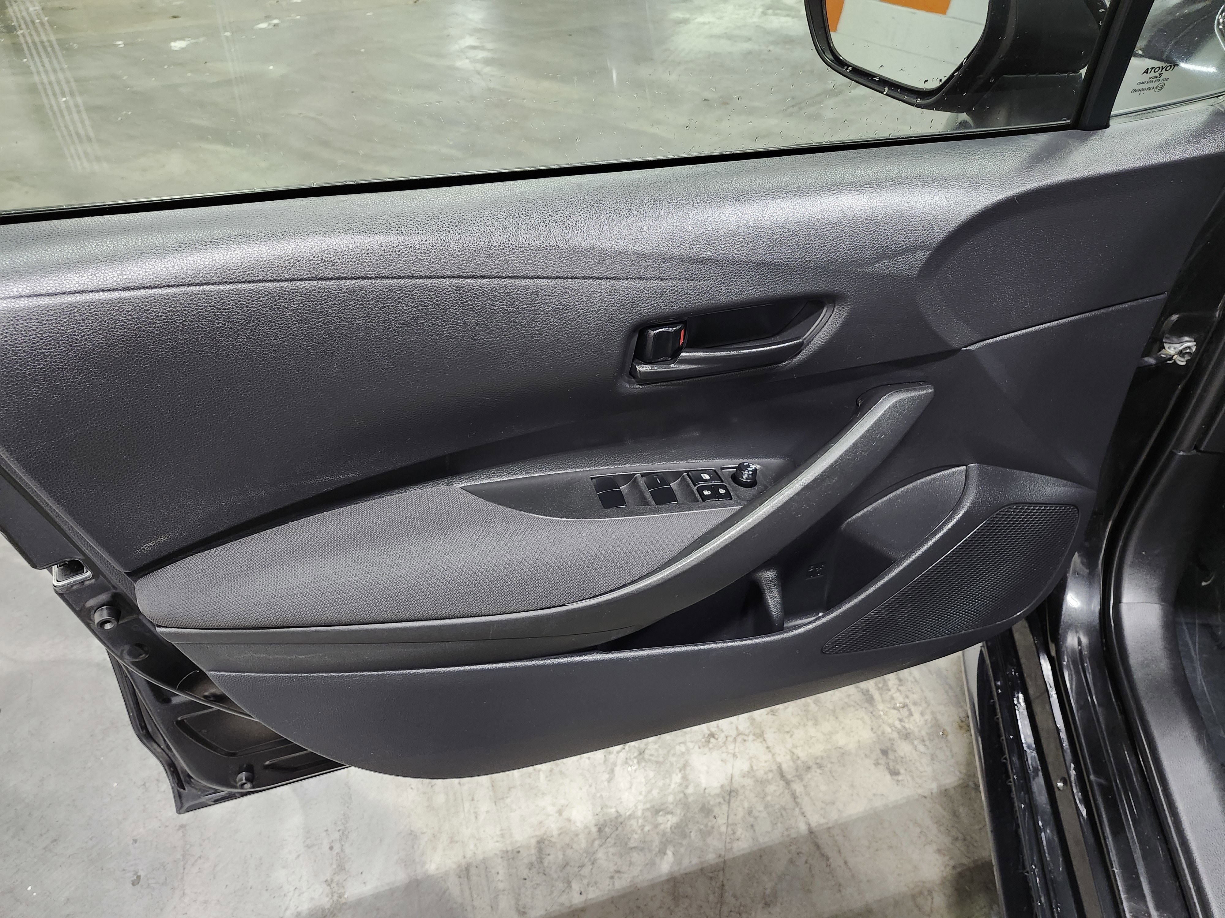 Used 2022 Toyota Corolla LE image 23