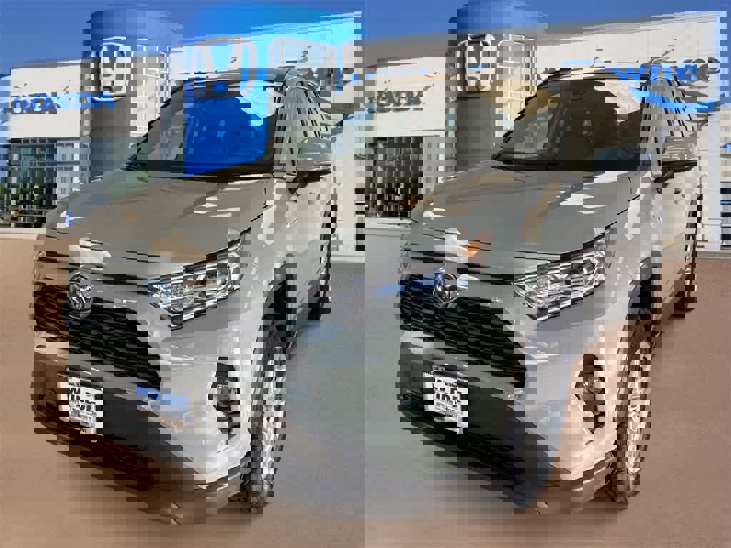 Used 2021 Toyota RAV4 XLE w/ Convenience Package image 4