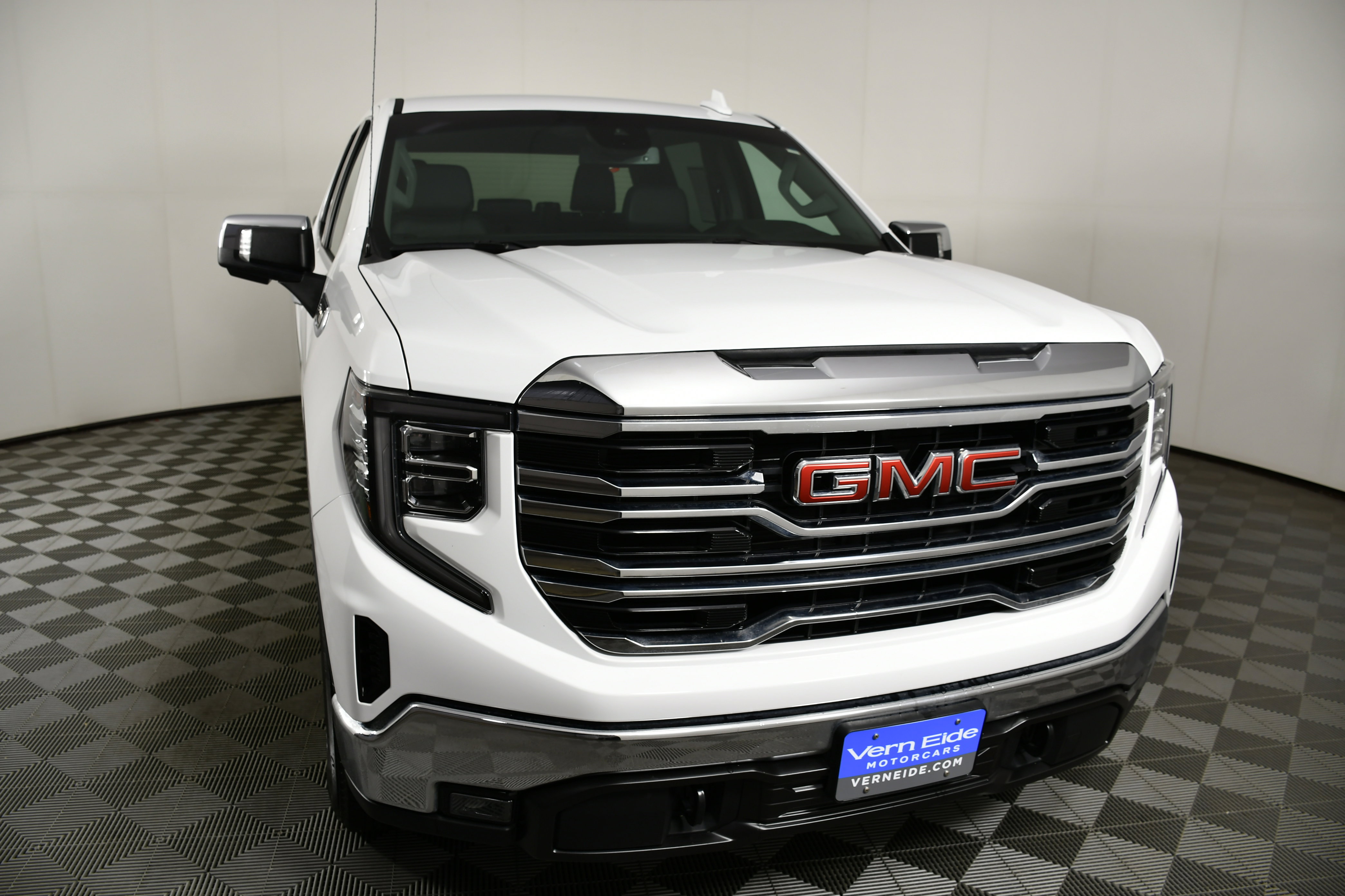 Used 2025 GMC Sierra 1500 SLT image 3