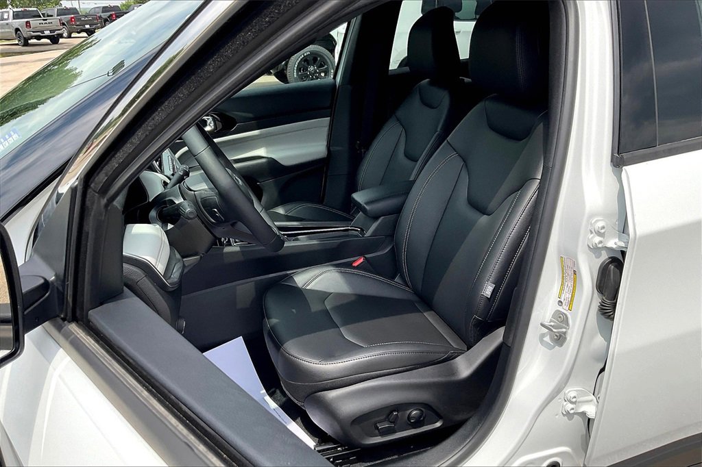 New 2025 Jeep Compass Limited image 9