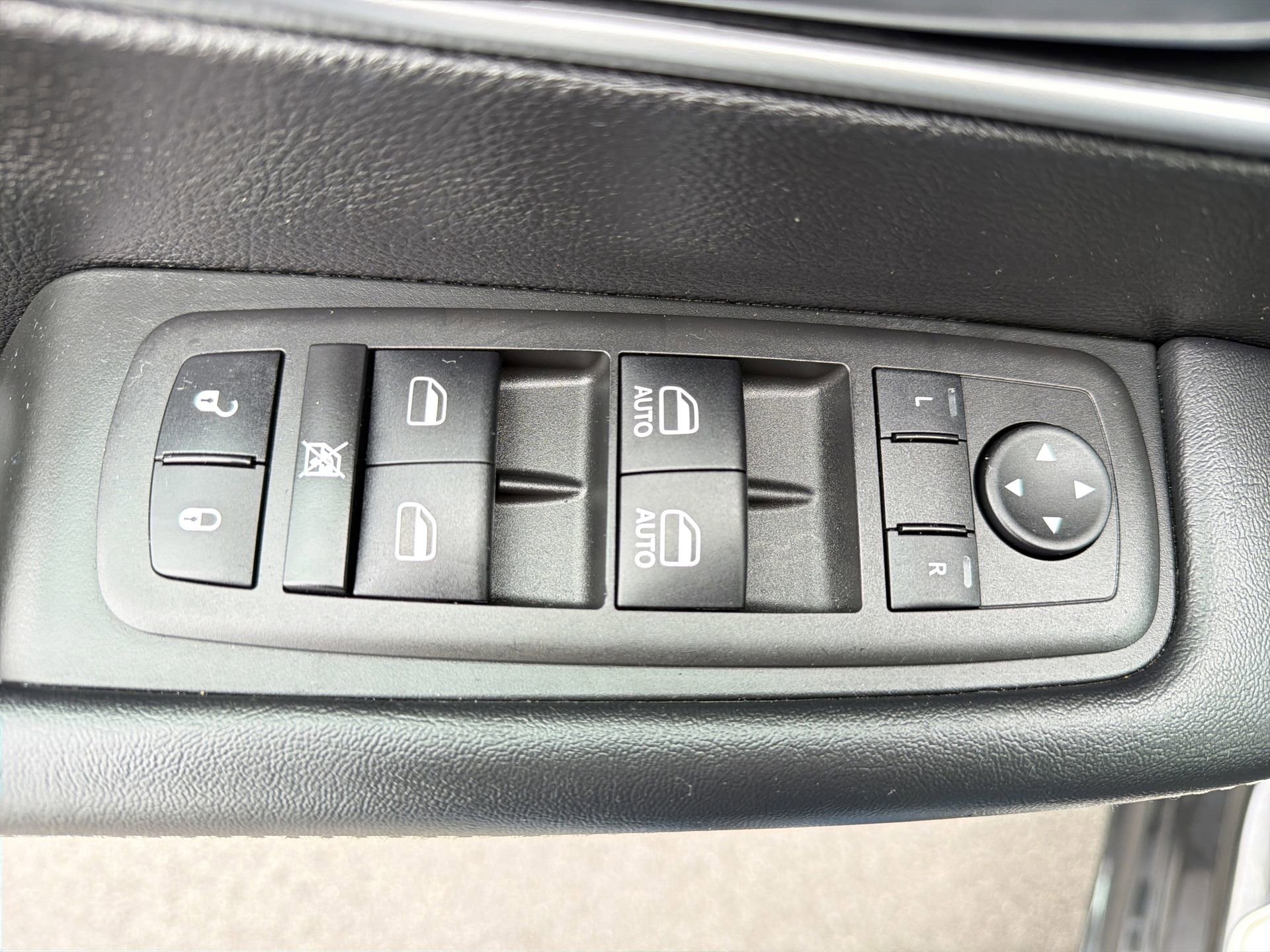 Used 2023 Chrysler Pacifica Touring image 18