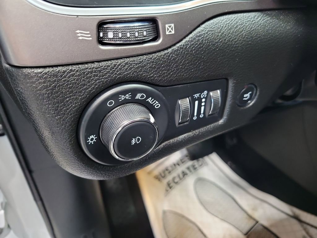 Used 2022 Jeep Cherokee Latitude Lux w/ Sun & Sound Group image 33