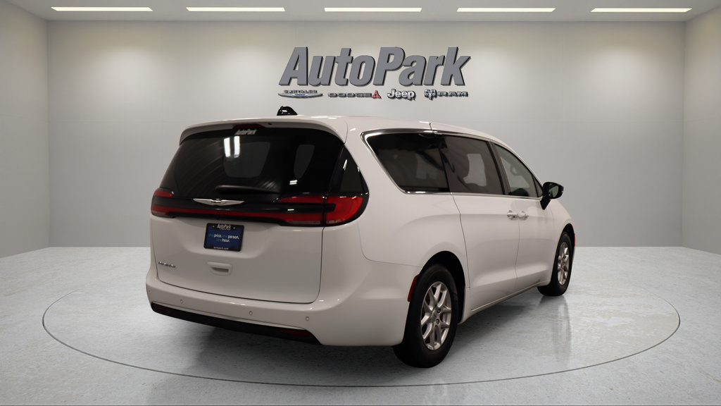 Used 2025 Chrysler Pacifica Select FWD image 10