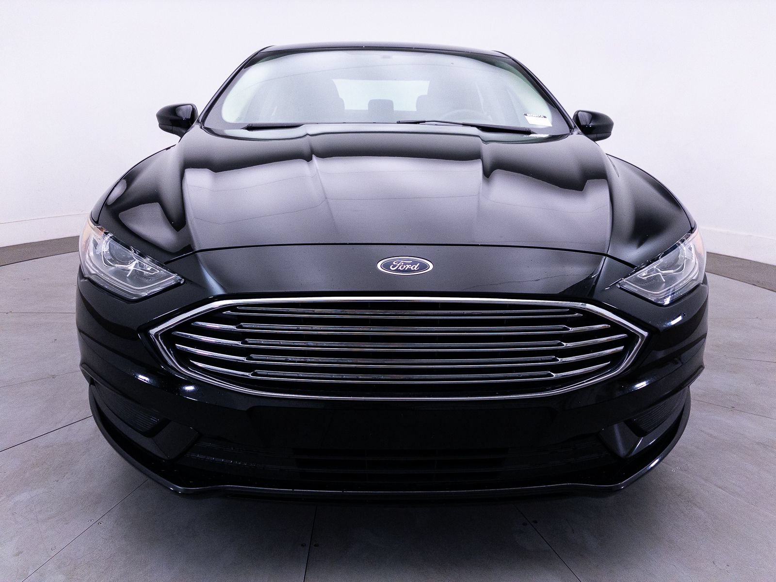 Used 2018 Ford Fusion SE w/ Fusion SE Technology Package FWD image 2