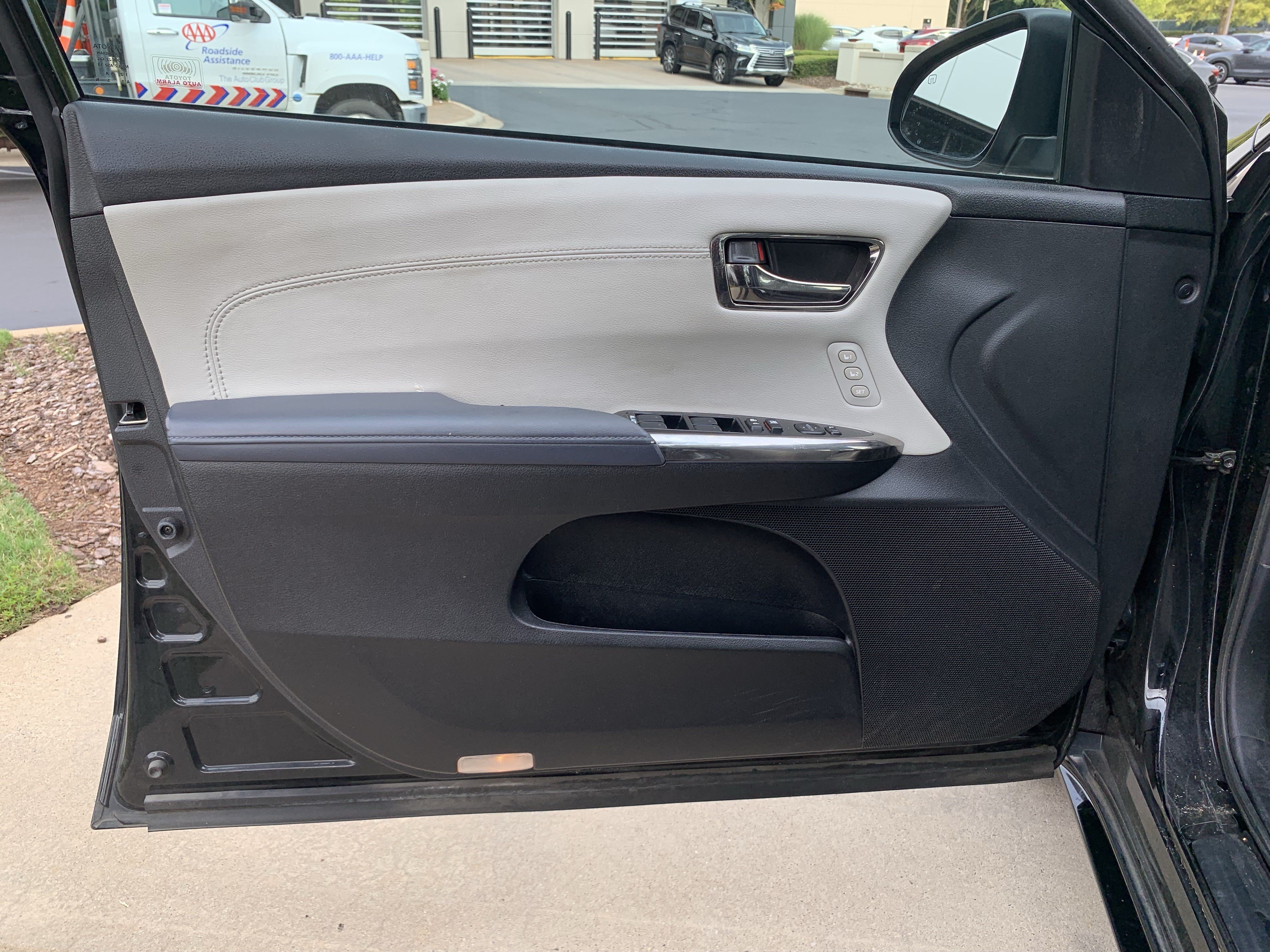 Used 2013 Toyota Avalon XLE Touring FWD image 10