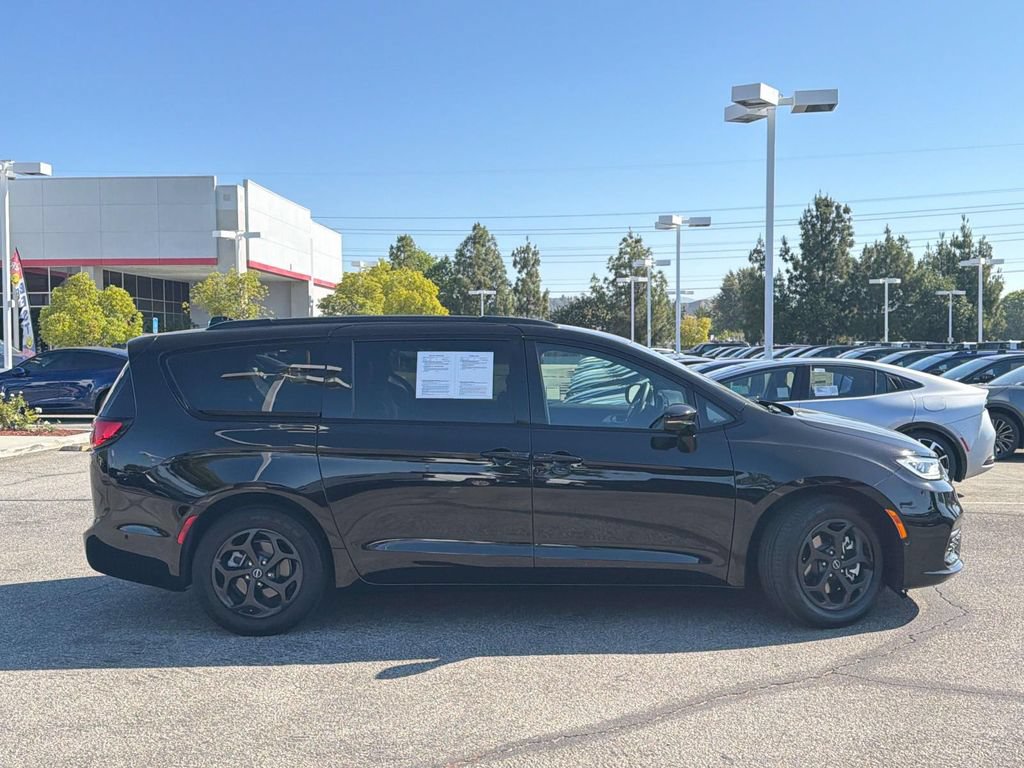 Used 2025 Chrysler Pacifica Premium FWD image 3