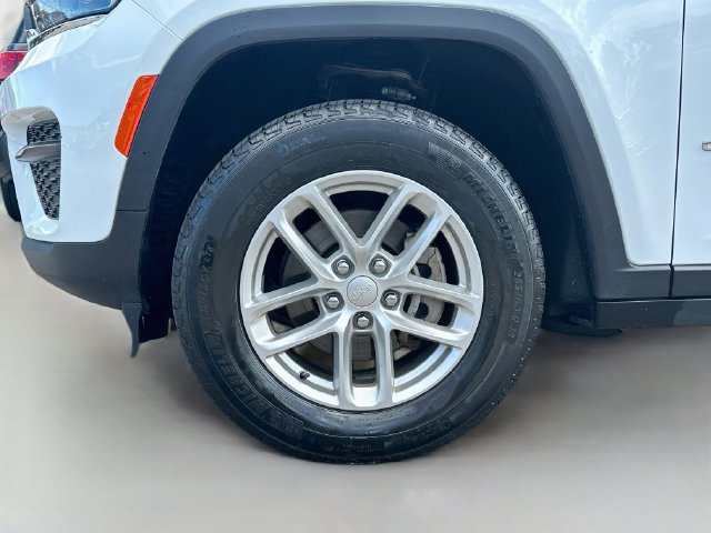 Used 2023 Jeep Grand Cherokee Laredo AWD/4WD image 30
