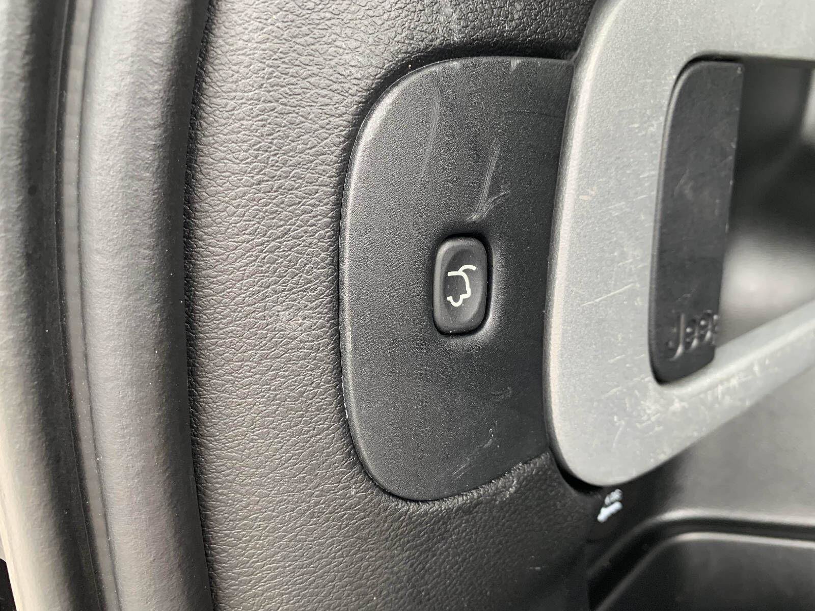 Used 2017 Jeep Cherokee 75th Anniversary AWD/4WD image 38
