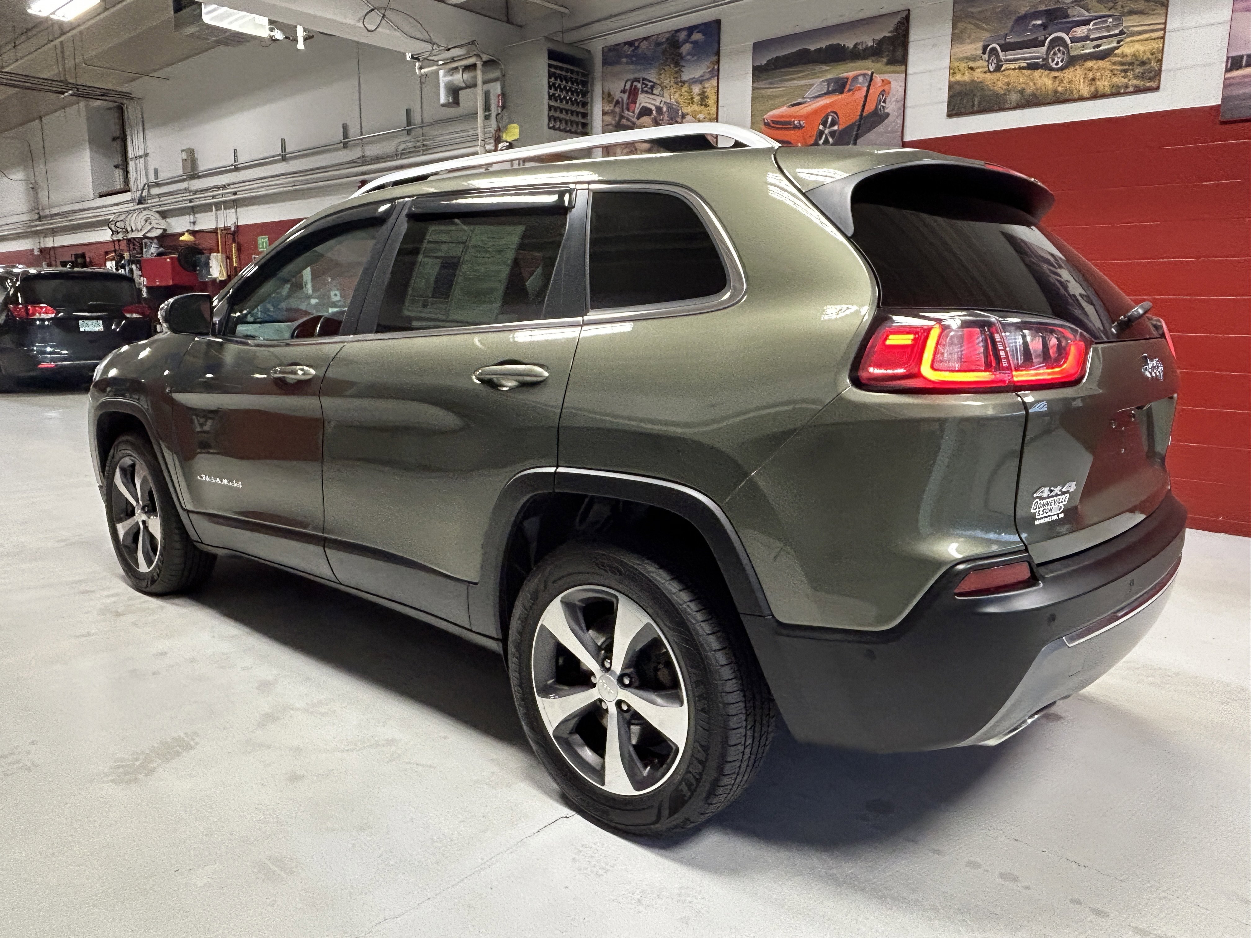 Used 2019 Jeep Cherokee Limited w/ Luxury Group image 4