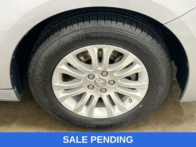 Used 2017 Toyota Sienna XLE Premium FWD image 5