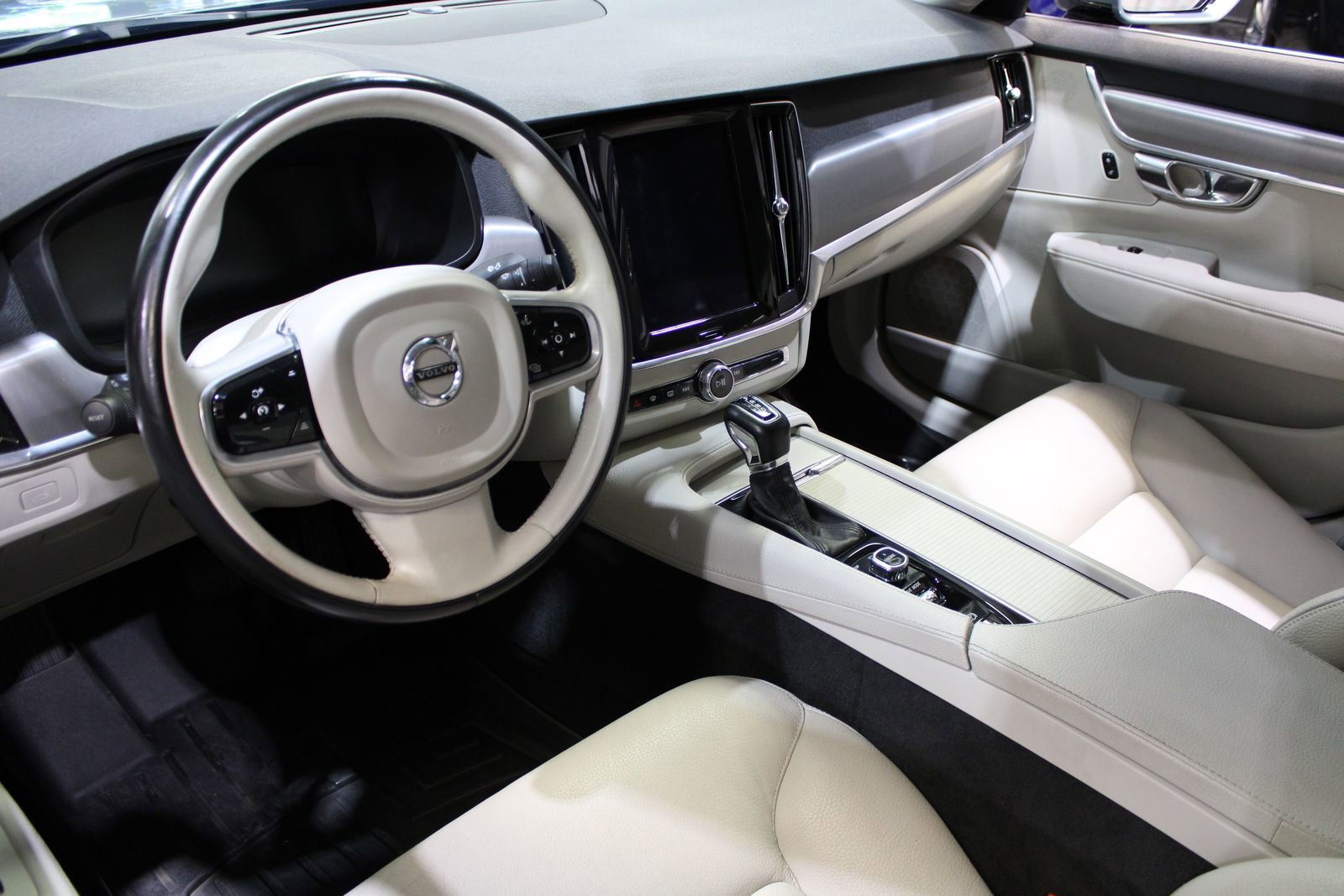 Used 2017 Volvo S90 T6 Momentum w/ Vision Package image 19