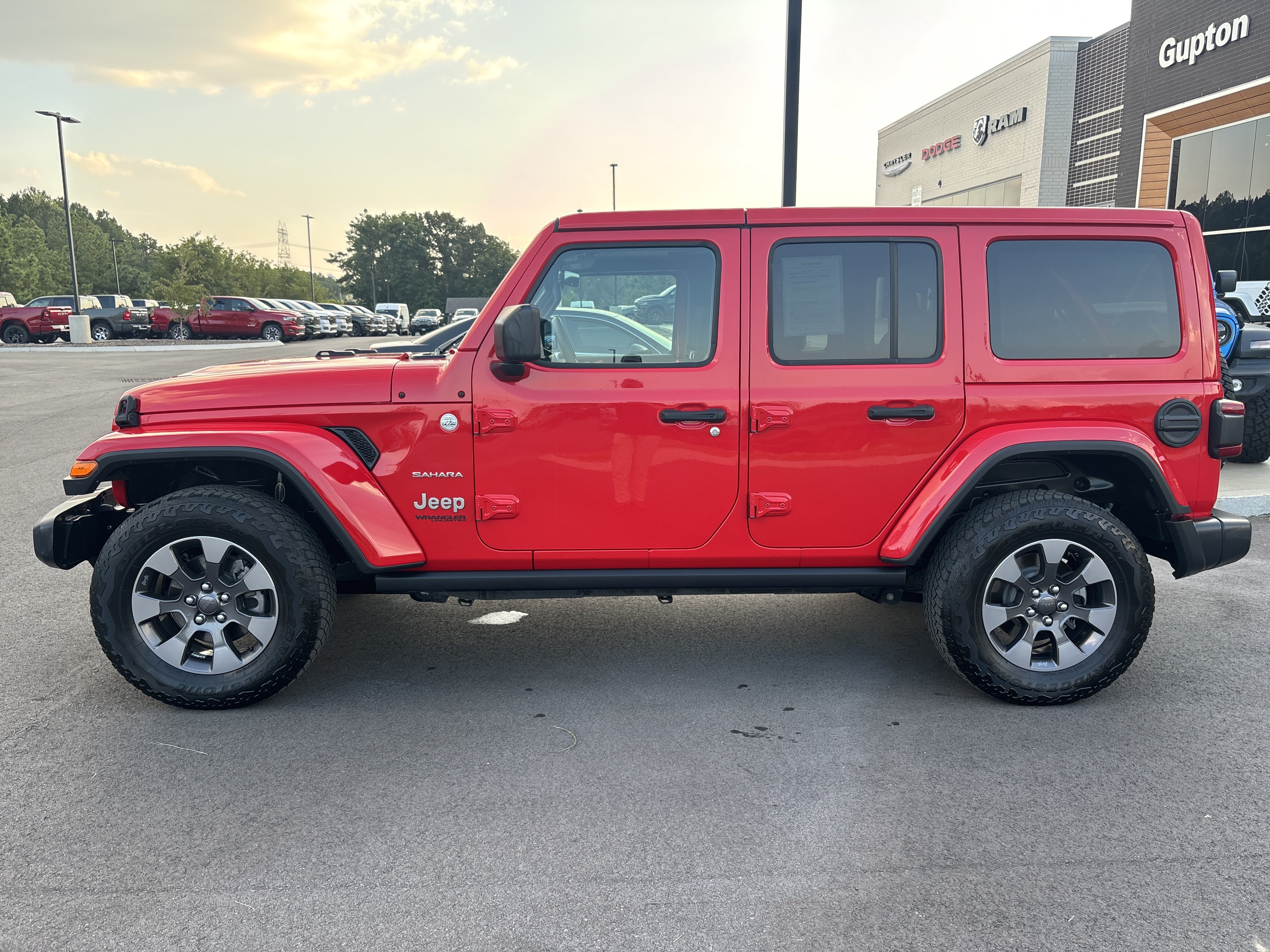 Used 2018 Jeep Wrangler Unlimited Sahara AWD/4WD image 2