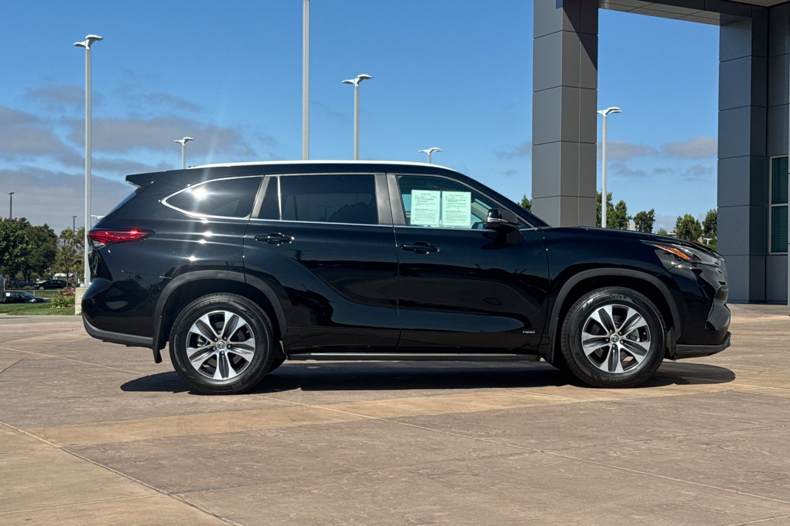 Used 2023 Toyota Highlander XLE AWD/4WD image 3