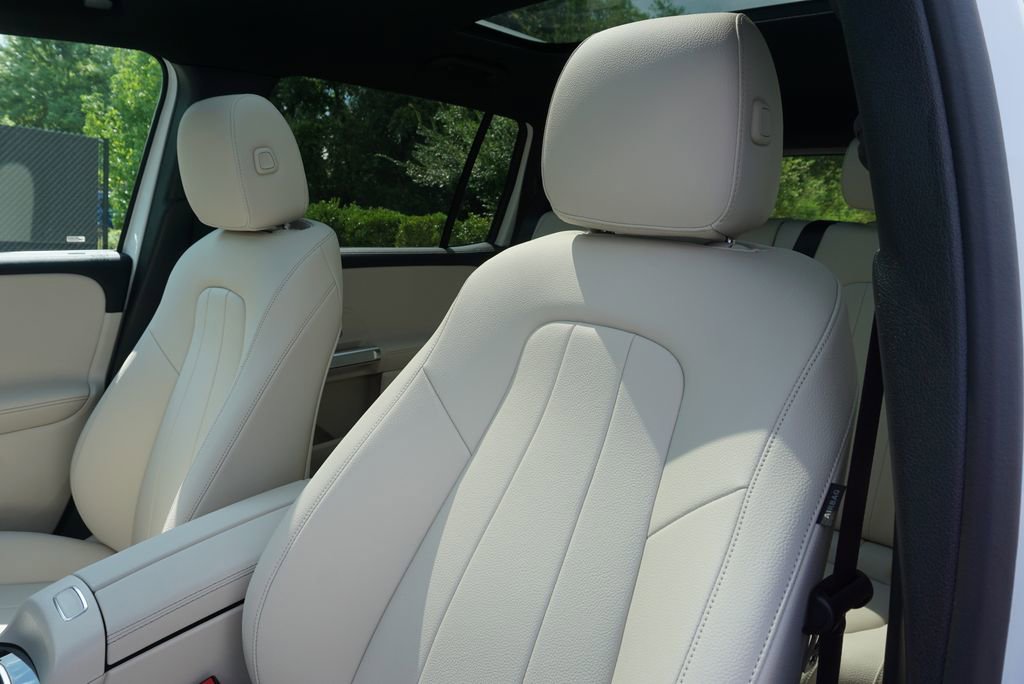 New 2025 Mercedes-Benz GLB 250 4MATIC image 11