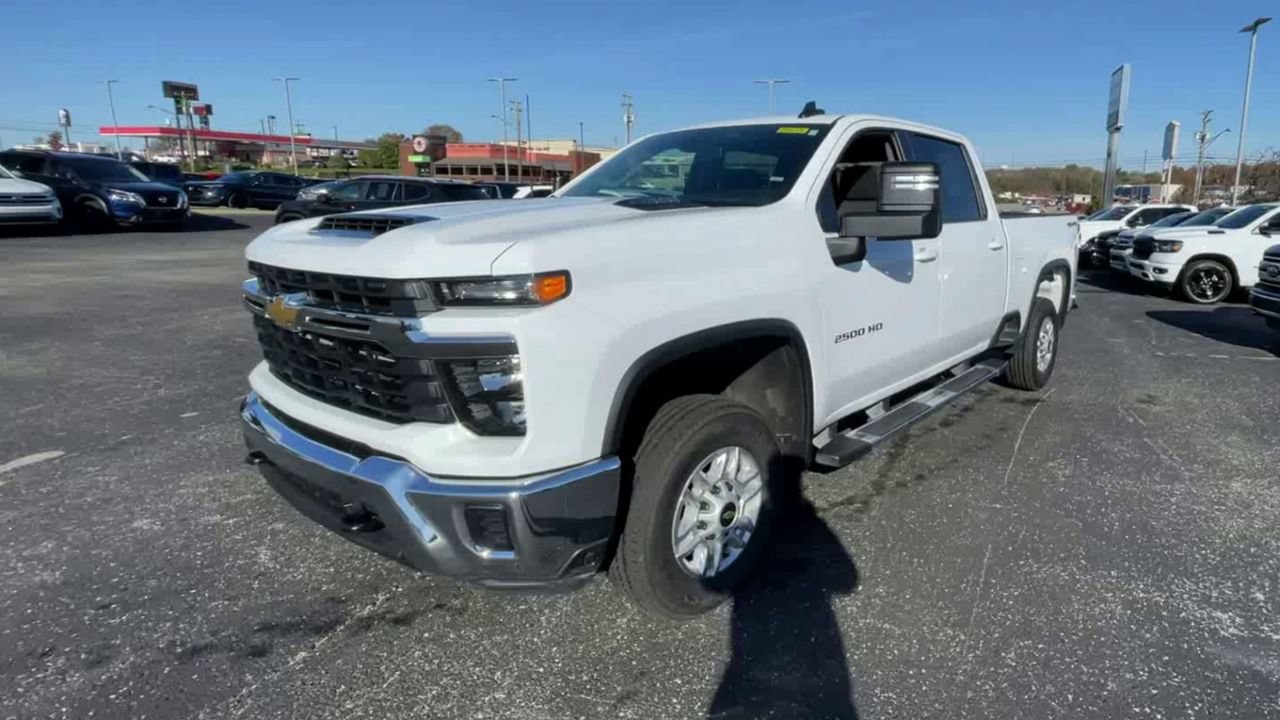 Used 2024 Chevrolet Silverado 2500 LT AWD/4WD image 5