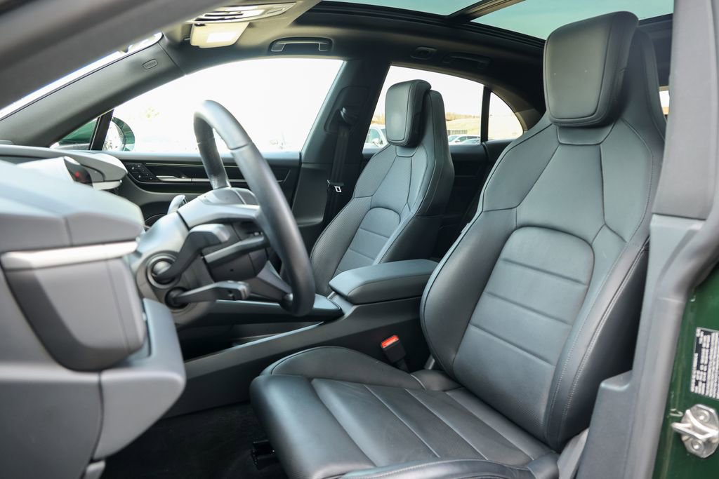 Certified 2025 Porsche Macan 4 Electric image 4