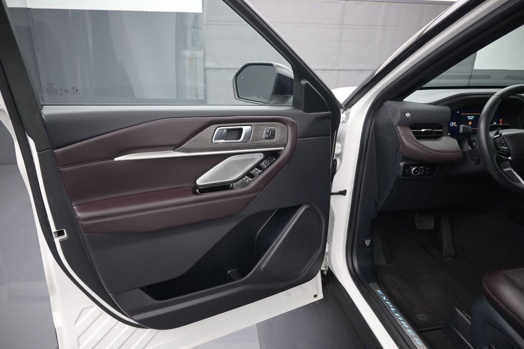 Used 2025 Ford Explorer Platinum RWD image 17