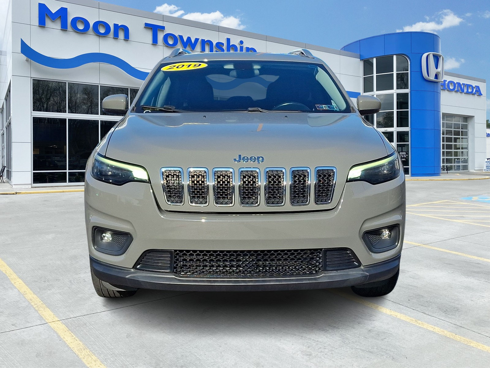 Used 2019 Jeep Cherokee Latitude Plus w/ Cold Weather Group AWD/4WD image 2
