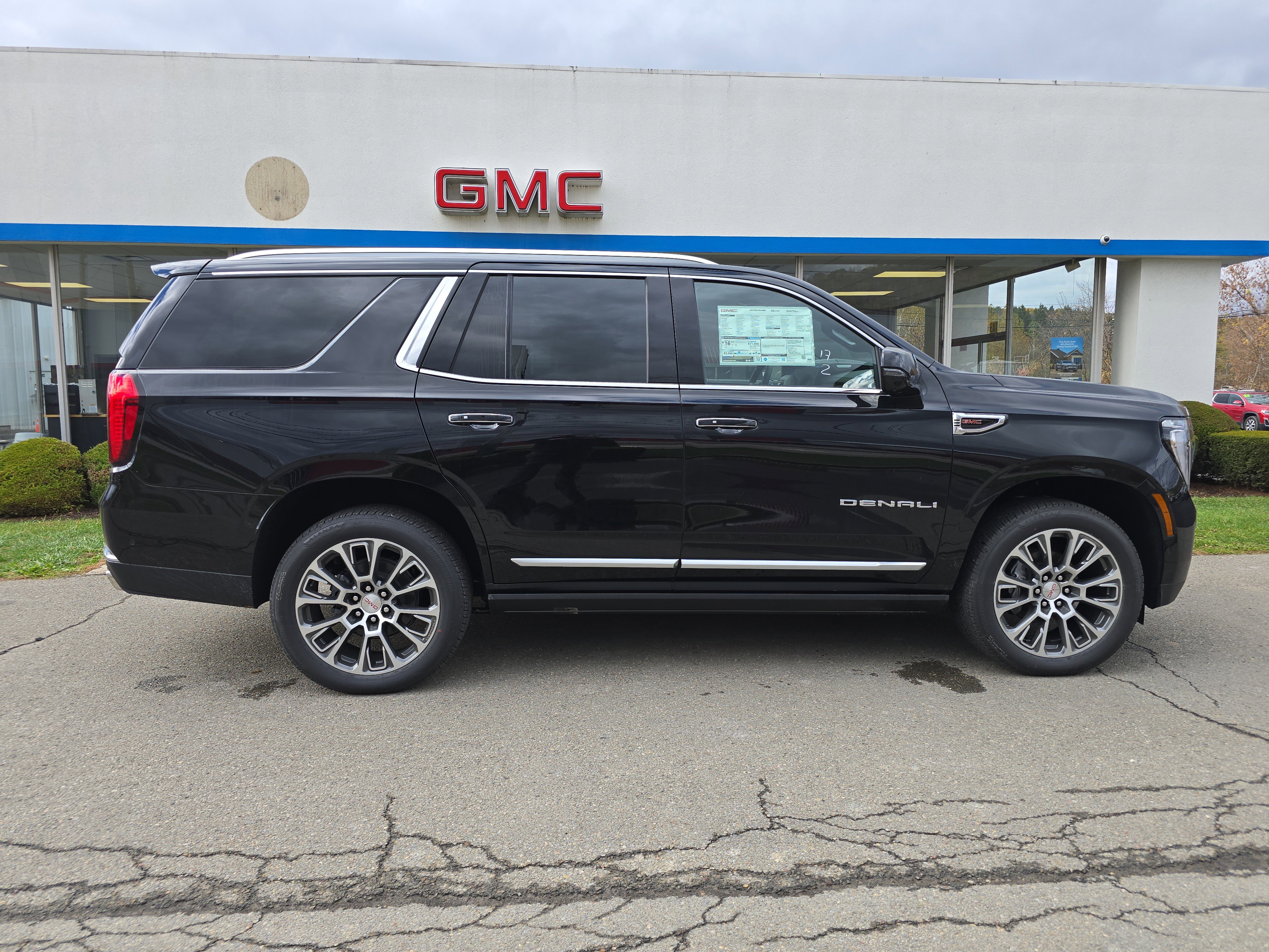 New 2026 GMC Yukon Denali w/ Denali Reserve Package image 2