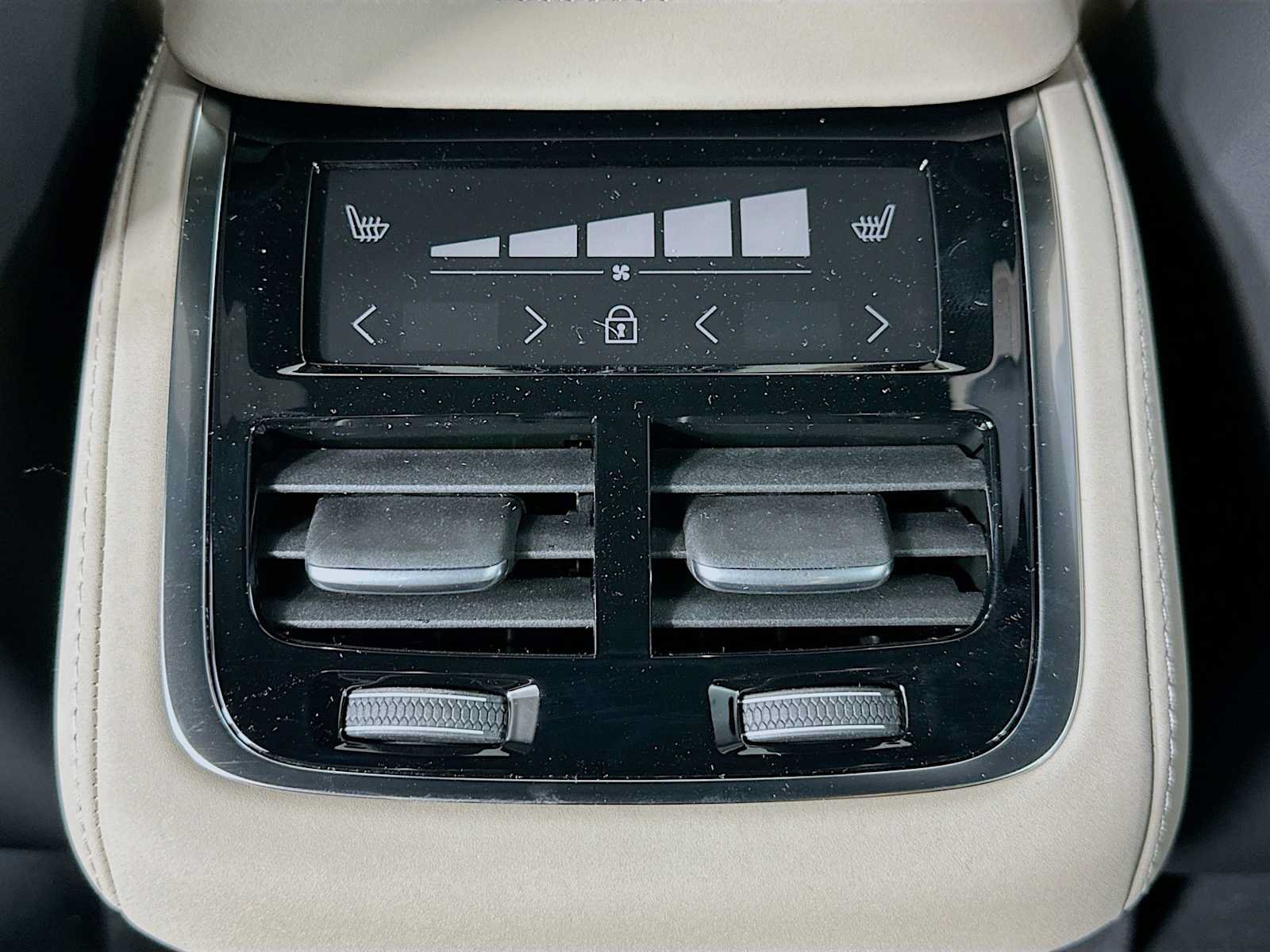 New 2026 Volvo XC90 B6 Plus w/ Protection Package Premier AWD/4WD image 23