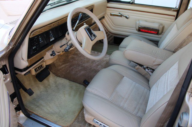 Used 1990 Jeep Grand Wagoneer image 6