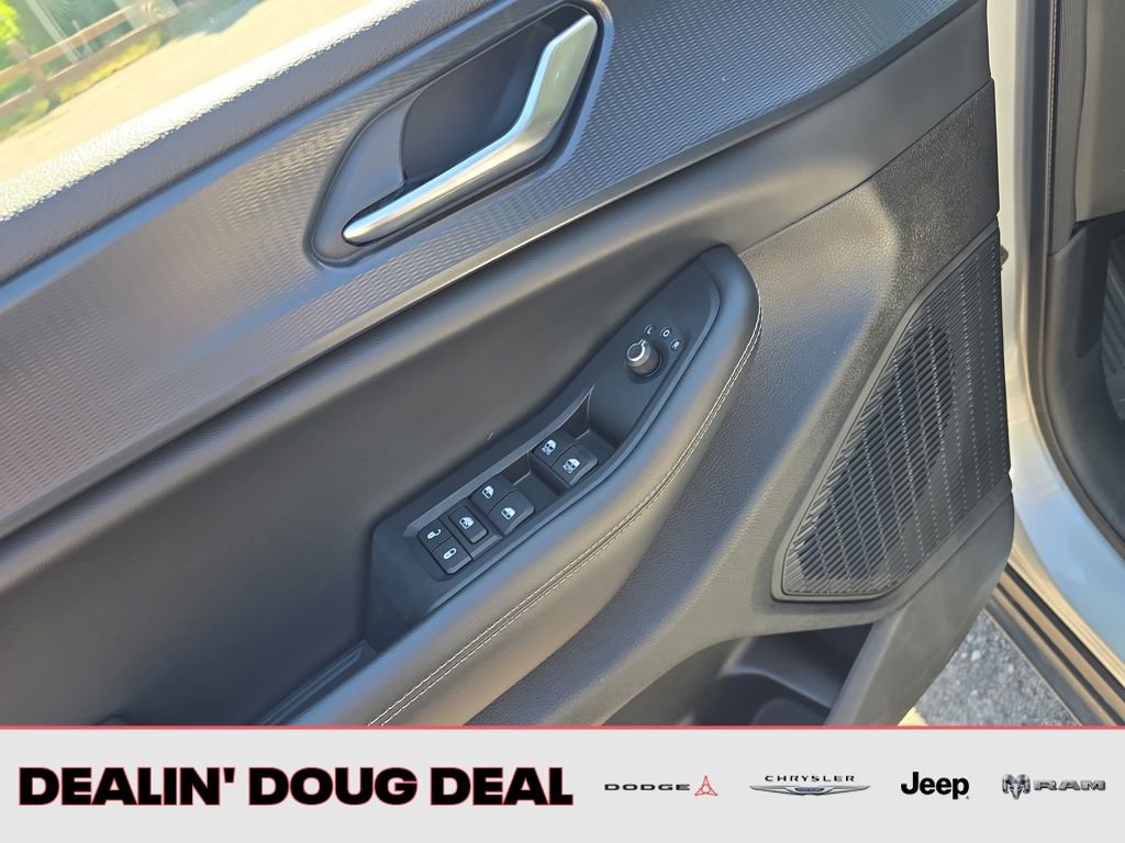 Used 2023 Jeep Grand Cherokee Laredo image 12