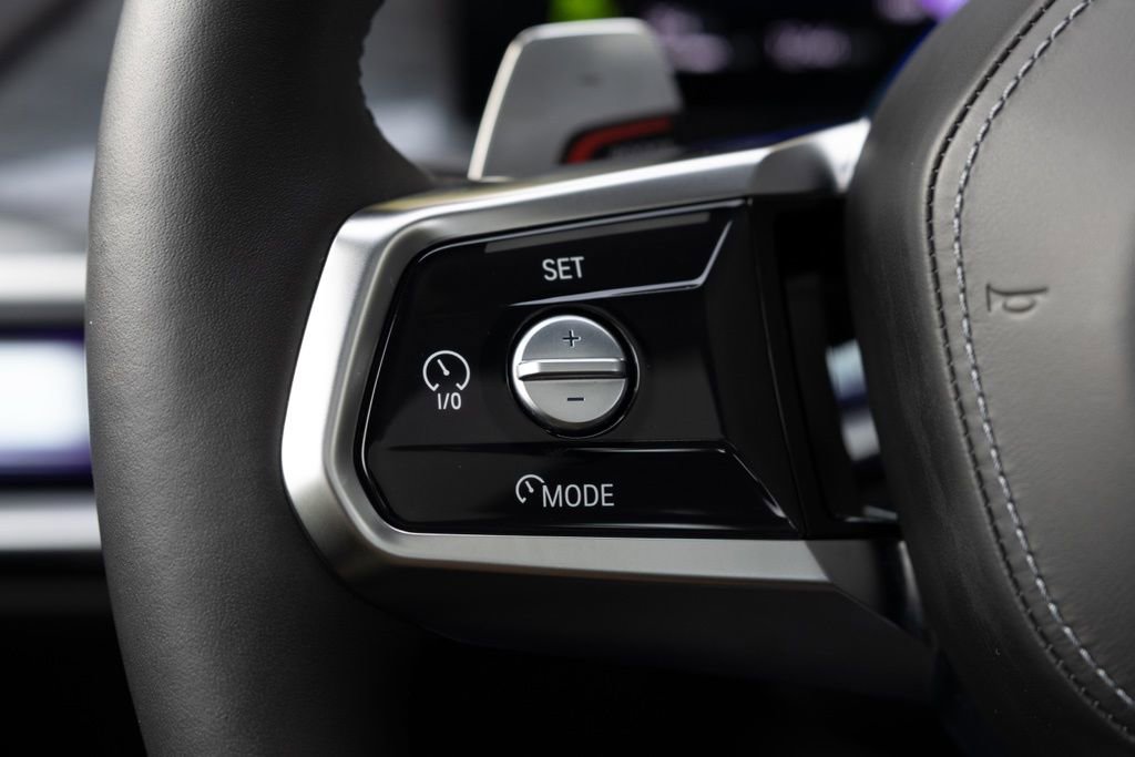 Used 2024 BMW 760i xDrive w/ Premium Package 2 image 28