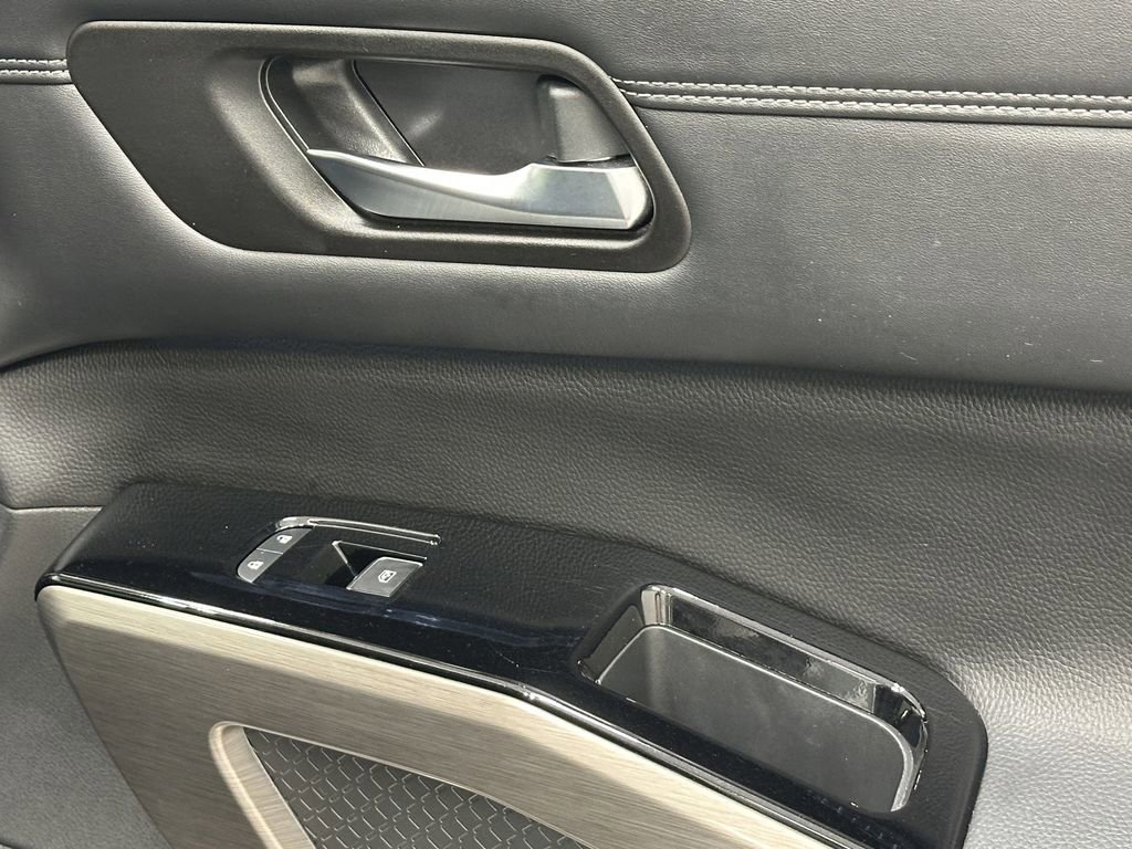 Used 2023 Nissan Pathfinder Platinum image 16