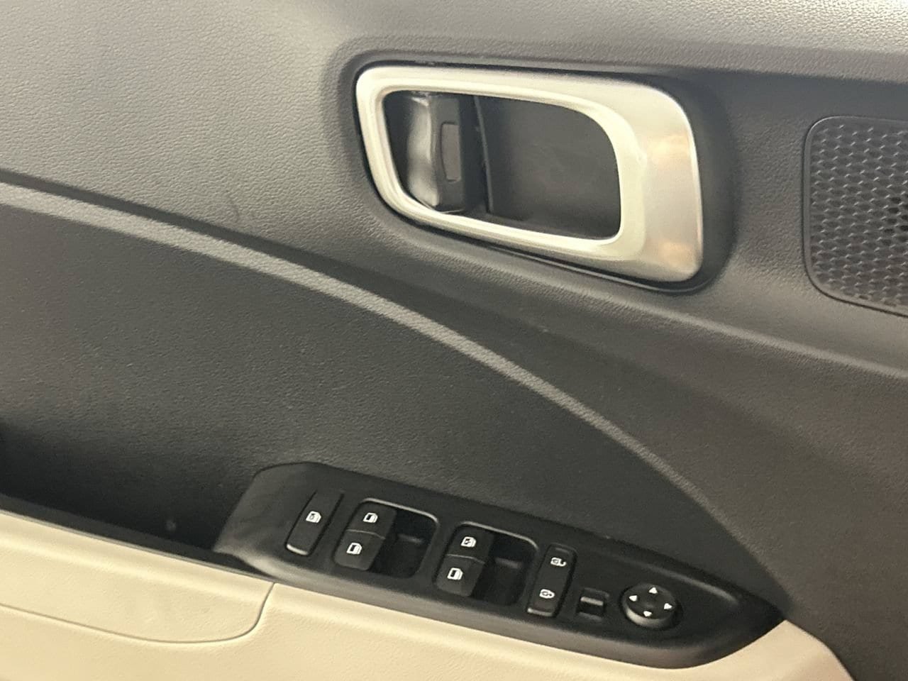 Used 2025 Hyundai Venue SEL FWD image 20