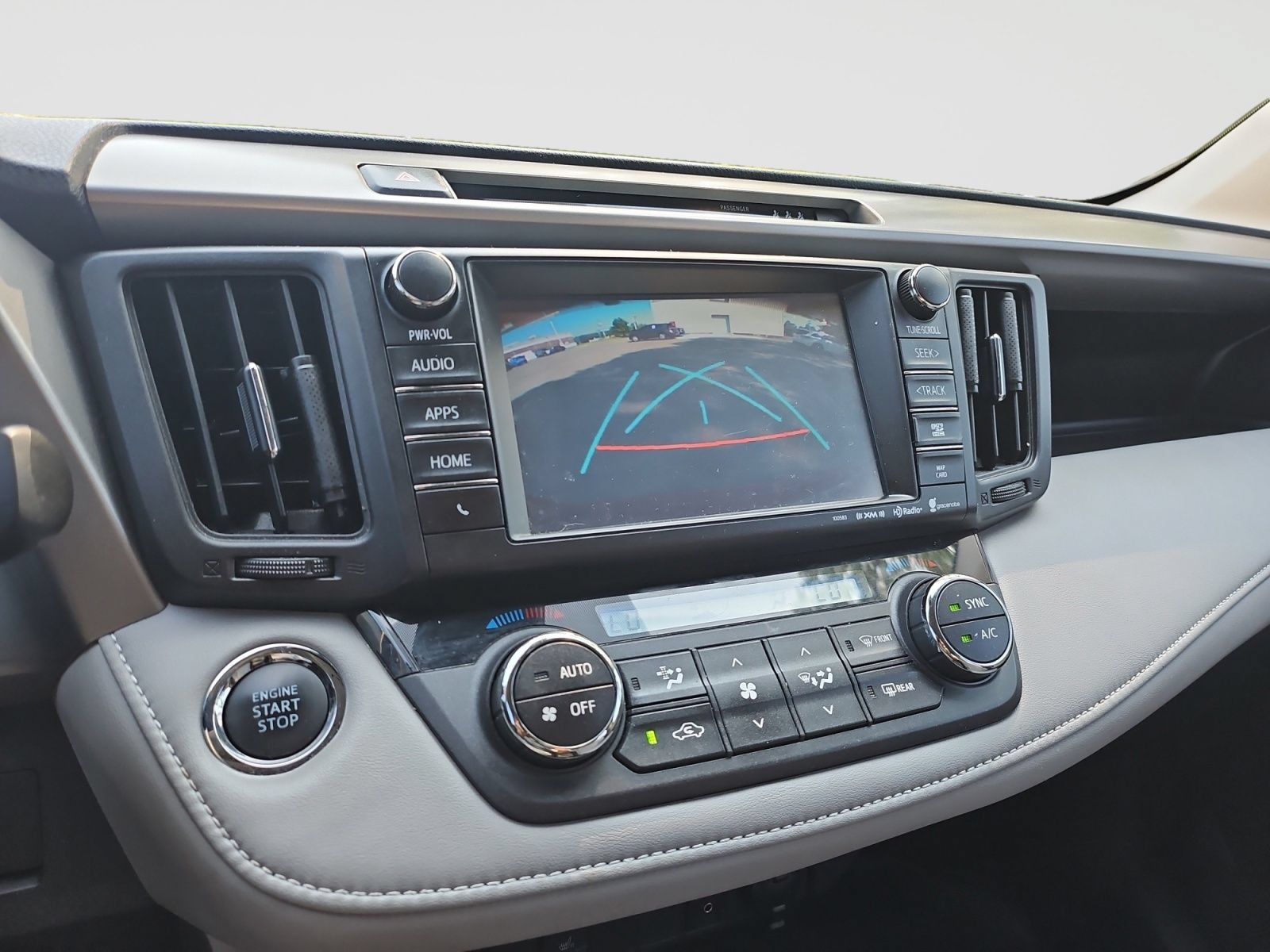 Used 2018 Toyota RAV4 XLE AWD/4WD image 27
