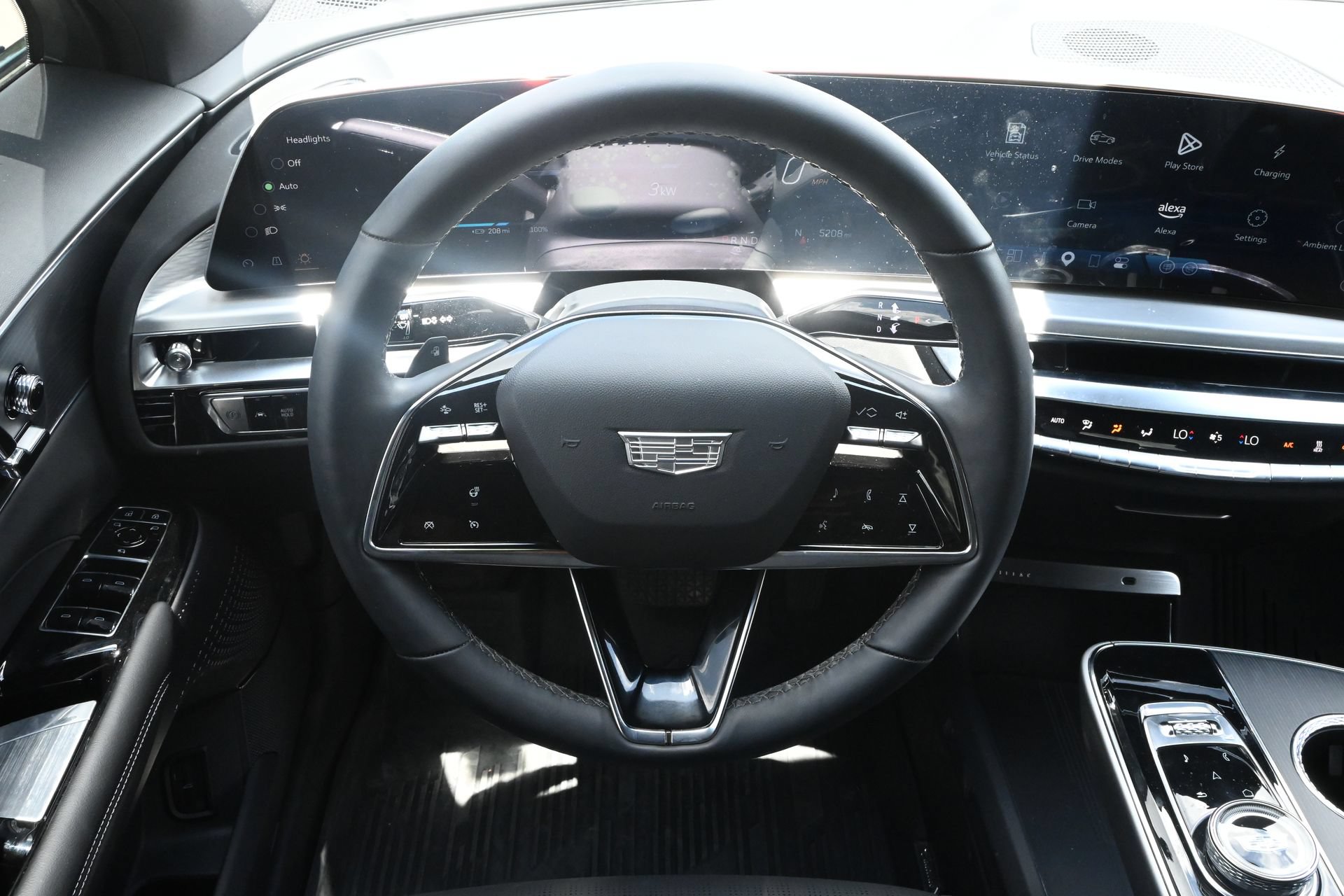 Used 2025 Cadillac Lyriq Luxury w/ LPO, Floor Liner Package AWD/4WD image 11