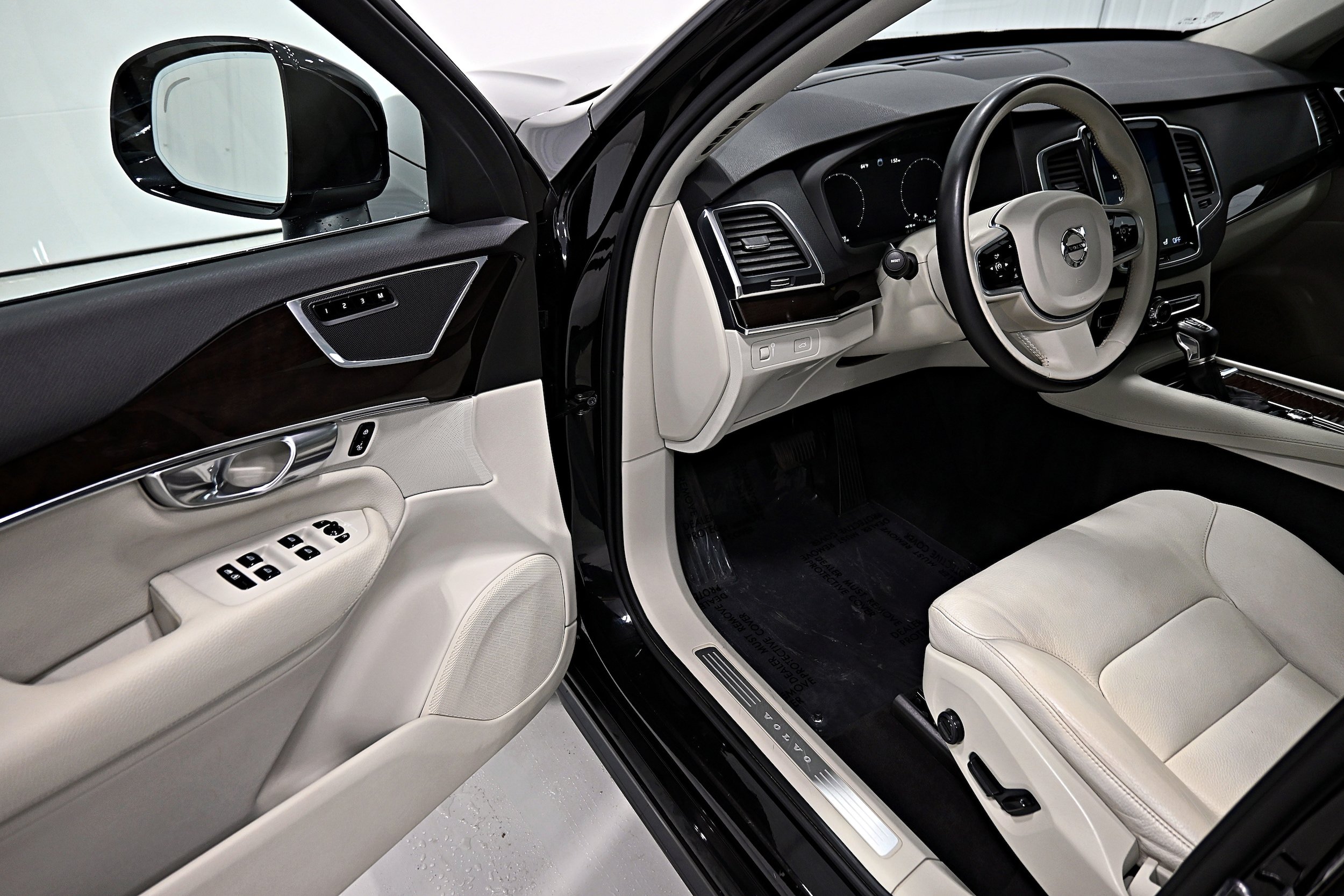 Used 2019 Volvo XC90 T6 Momentum w/ Advanced Package AWD/4WD image 3