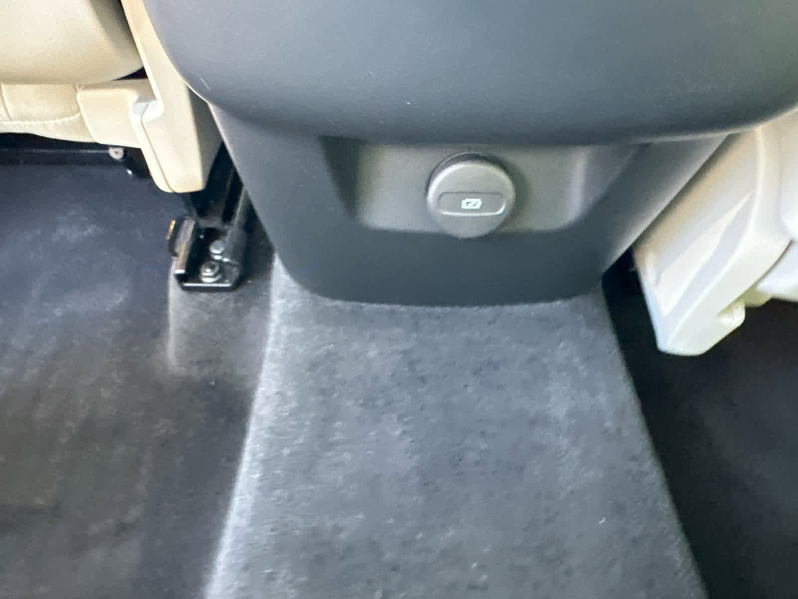 Used 2023 Volvo XC60 B5 Plus w/ Climate Package image 22