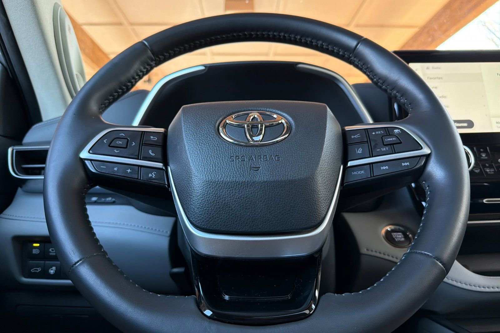 Used 2023 Toyota Highlander Limited image 24