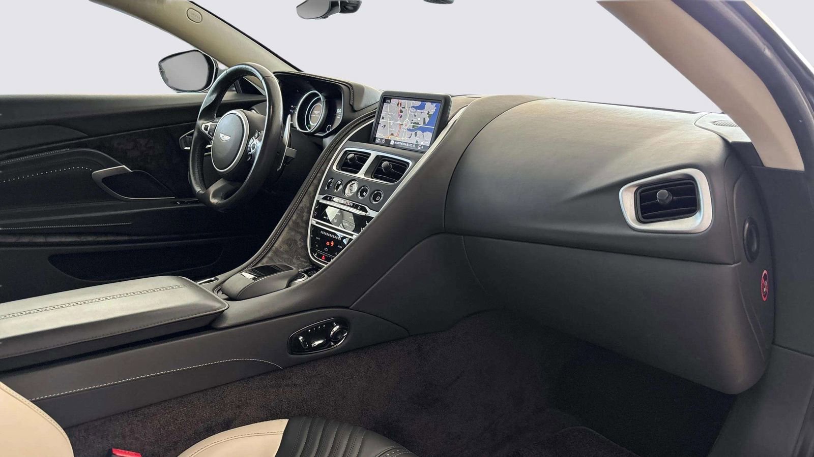 Used 2022 Aston Martin DB11 Coupe image 34