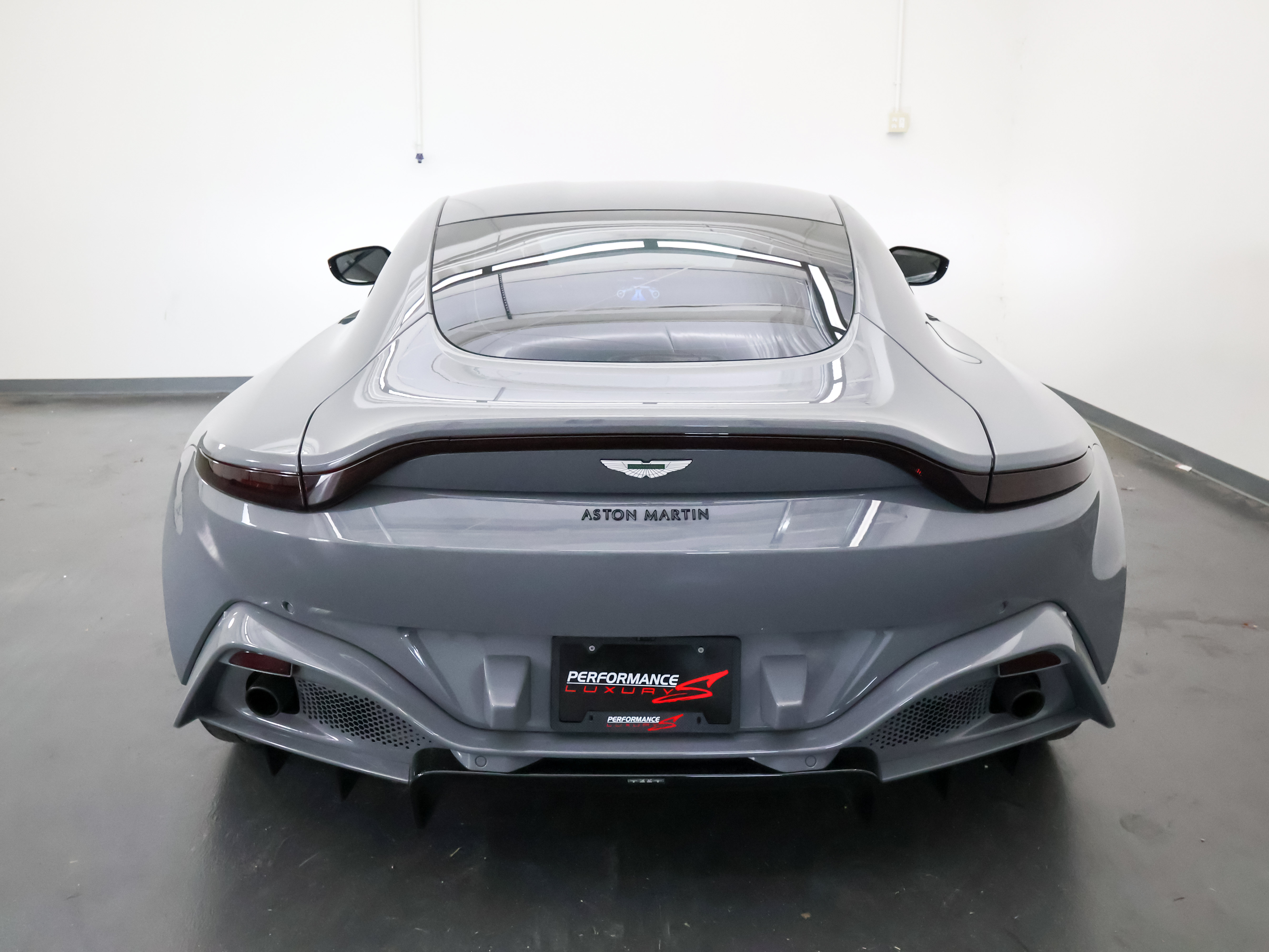 Used 2021 Aston Martin V8 Vantage Coupe RWD image 4