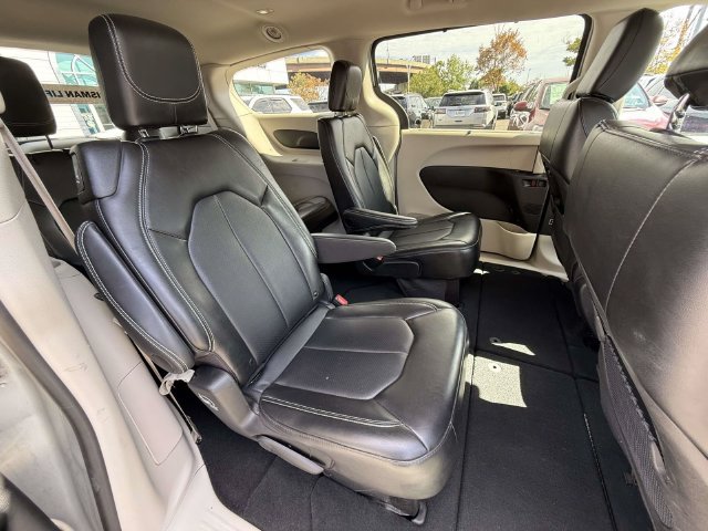 Used 2024 Chrysler Pacifica Touring-L FWD image 11