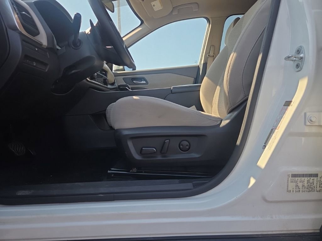 Used 2023 Nissan Rogue SV image 2
